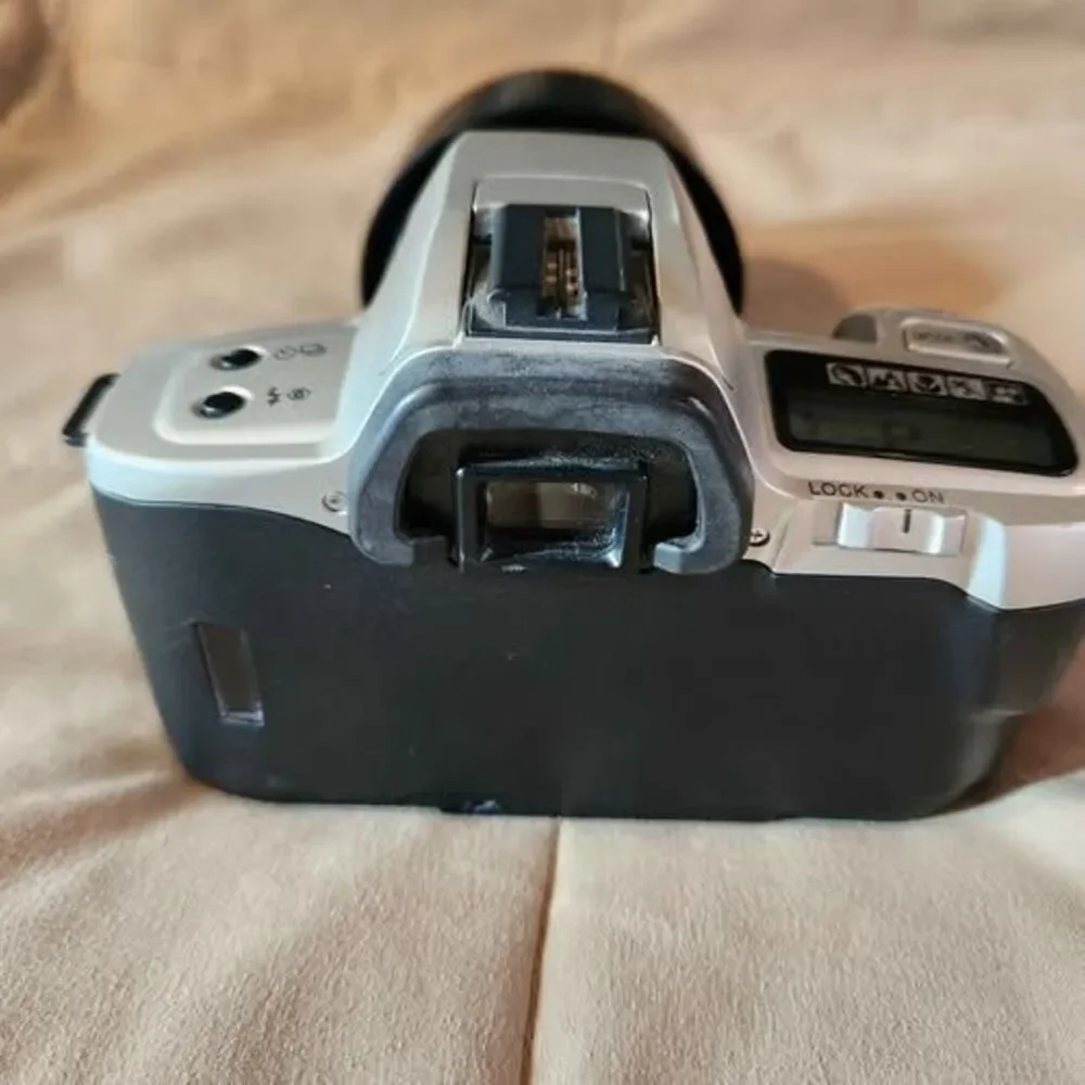 Minolta Maxxum QTsi 35mm SLR Film Camera with AF Zoom 70-210mm Lens